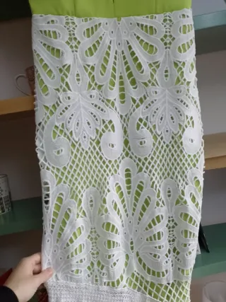 Vestido verde lima y blanco con encaje