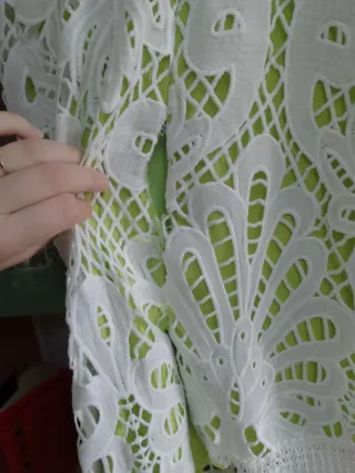 Vestido verde lima y blanco con encaje