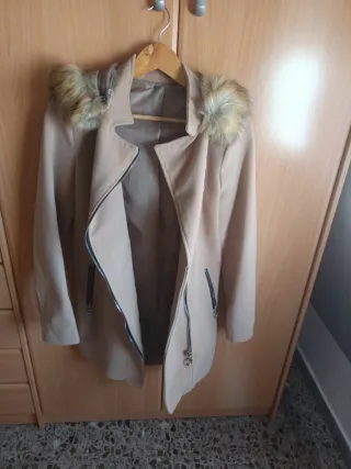 Abrigo beige con capucha y pelo de invierno