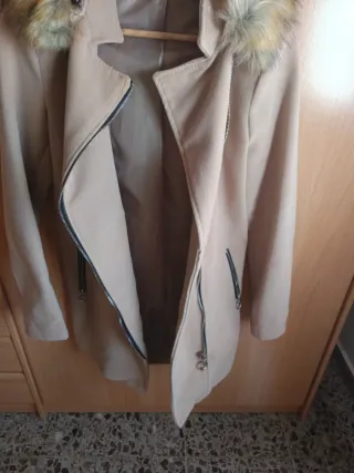 Abrigo beige con capucha y pelo de invierno