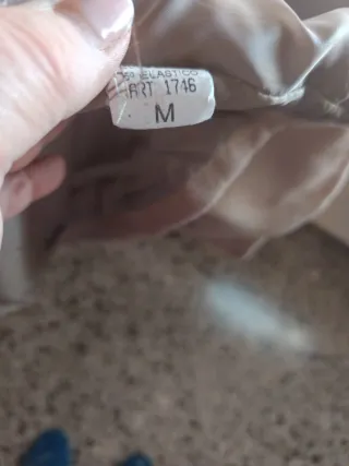 Abrigo beige con capucha y pelo de invierno