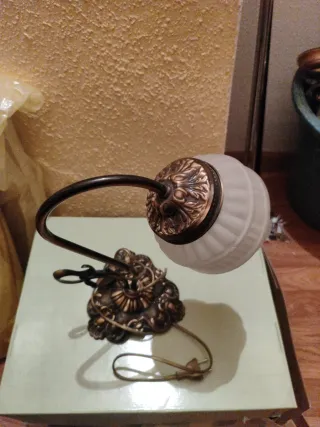 Lámpara de mesilla dorada y blanca