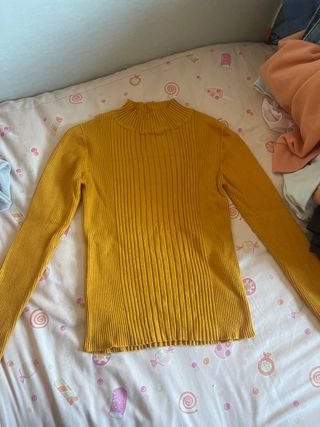 Jersey cuello alto mostaza