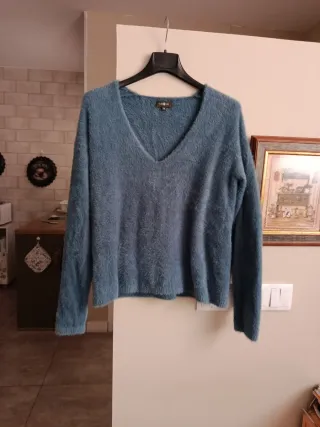 Jersey azul suave cuello pico