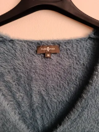 Jersey azul suave cuello pico