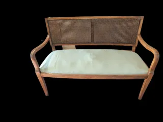 Sofá antiguo de madera y tela