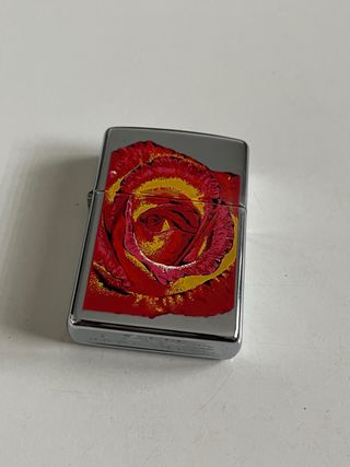 Zippo con diseño de rosa roja