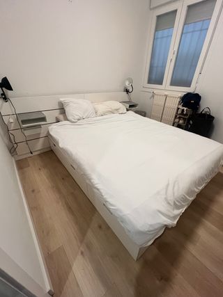 Letto bianco con due comodini e lampade nere