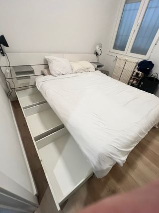Letto bianco con due comodini e lampade nere