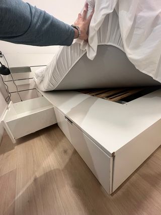 Letto bianco con due comodini e lampade nere