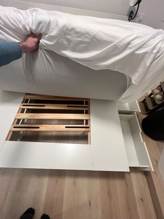 Letto bianco con due comodini e lampade nere