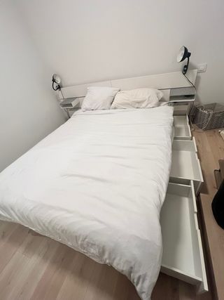 Letto bianco con due comodini e lampade nere