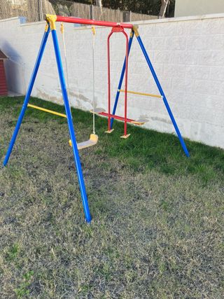 Columpio y balancín infantil