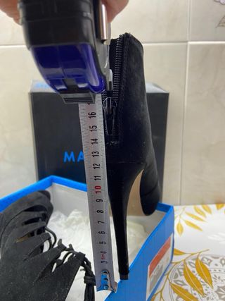 Botín de tacón negro con cordones