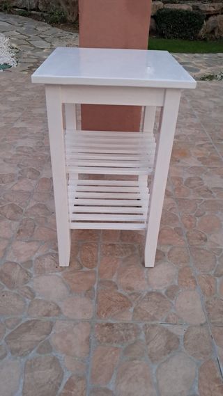 Mesa auxiliar blanca con ruedas