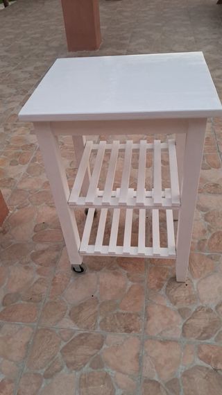 Mesa auxiliar blanca con ruedas