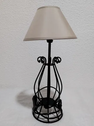 Lámpara de mesa beige y negra