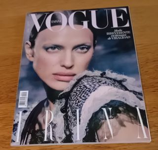 IRINA SHAYK VOGUE ESPEÑA REVISTA 2023