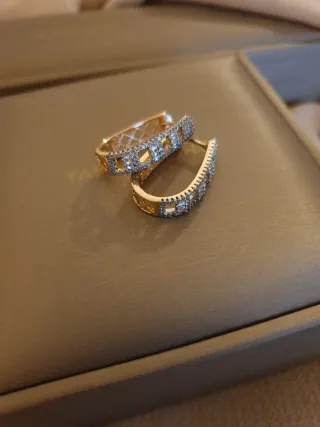 Pendientes chapados en oro nuevos con caja