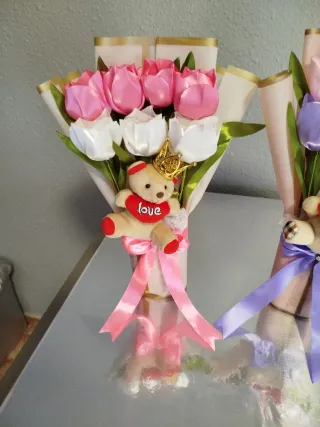 Ramo de tulipanes de tela con osito