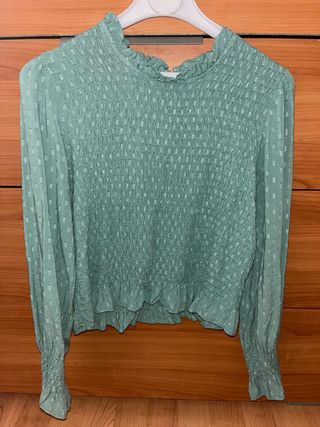 Blusa verde con smock y volantes