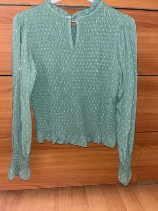 Blusa verde con smock y volantes