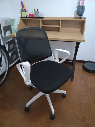 Escritorio y silla de escritorio.
