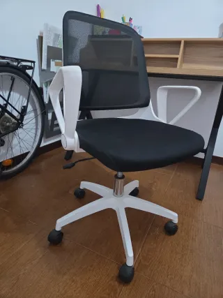 Escritorio y silla de escritorio.