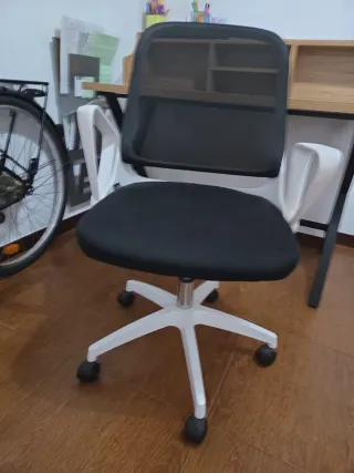 Escritorio y silla de escritorio.