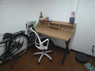 Escritorio y silla de escritorio.