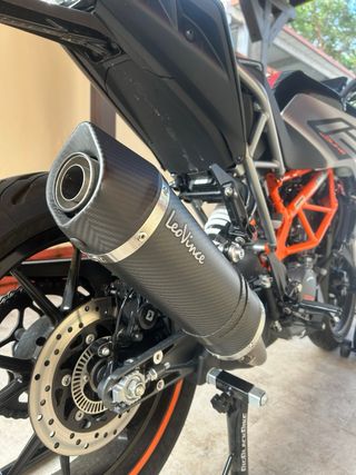 Tubo de escape LeoVince carbono