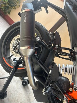 Tubo de escape LeoVince carbono