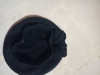 Boina negra para niña