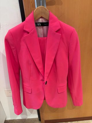 Traje chaqueta y pantalón fucsia Zara