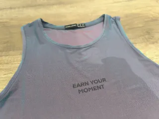 Camiseta Oysho iridiscente gris/morada