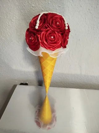 Cono de helado decorativo con rosas