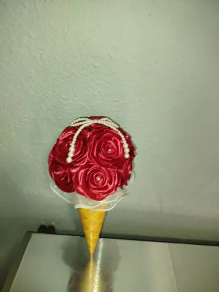 Cono de helado decorativo con rosas