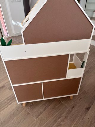 Casita de muñecas de madera