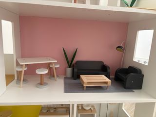 Casita de muñecas de madera