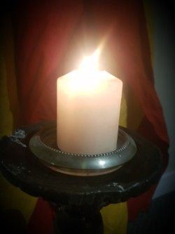 Antiguo candelabro de suelo de  madera y hierro