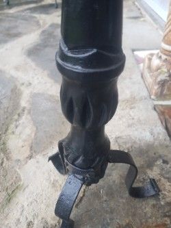 Antiguo candelabro de suelo de  madera y hierro