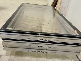 Tarimas Guil con panel de metacrilato