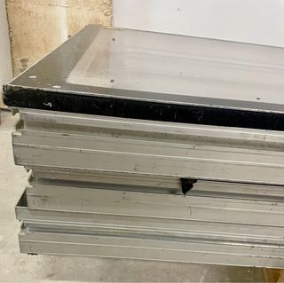 Tarimas Guil con panel de metacrilato