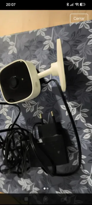 Cámara de seguridad blanca
