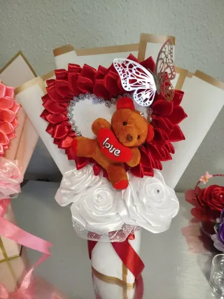 Ramo de rosas con osito y mariposa
