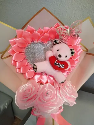 Ramo de rosas con osito y mariposa