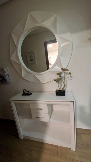 Mueble recibidor blanco con espejo