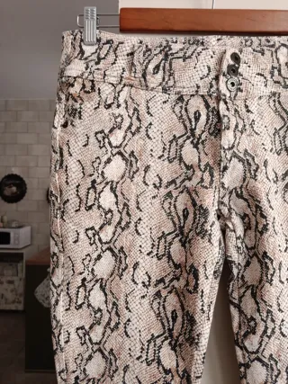 Pantalón elástico estampado serpiente