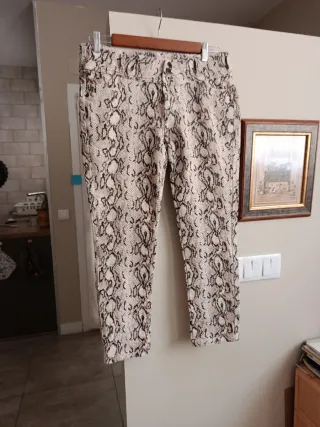 Pantalón elástico estampado serpiente