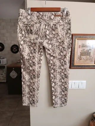 Pantalón elástico estampado serpiente